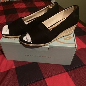 Size 8 M life Stride wedge shoes